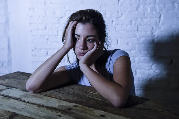 Wanita muda yang sedih dan tertekan melihat terbuang sia-sia dan frustrasi penderitaan rasa sakit dan depresi merasa rendah dan rusak — Stok Foto