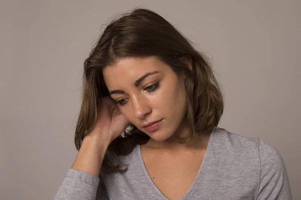 Potret wanita muda yang cantik dan manis terlihat sedih dan hancur dalam emosi kesedihan — Stok Foto