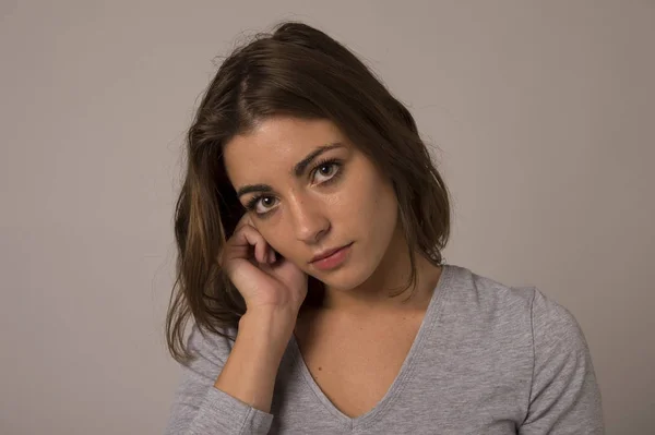 Potret wanita muda yang cantik dan manis terlihat sedih dan hancur dalam emosi kesedihan — Stok Foto