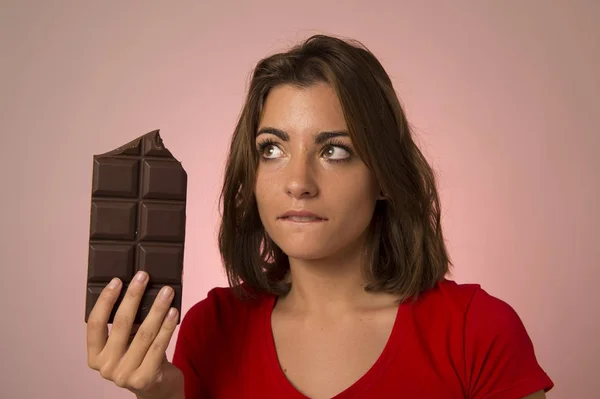 Joven hermosa mujer feliz y emocionada sosteniendo gran ba de chocolate —  Fotos de Stock