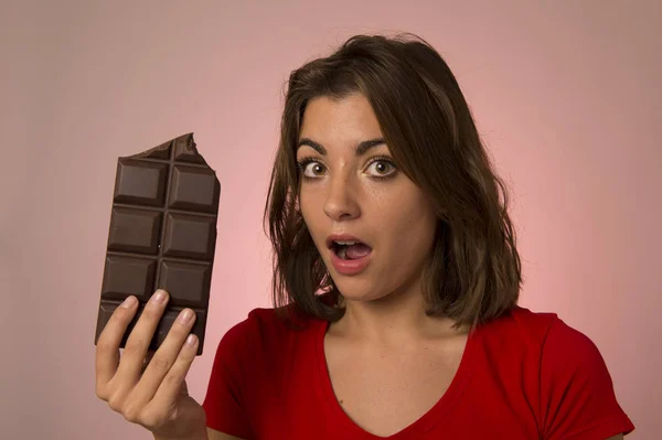 Joven hermosa mujer feliz y emocionada sosteniendo gran ba de chocolate —  Fotos de Stock