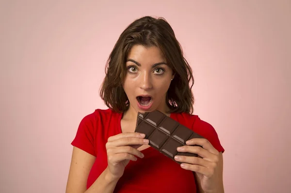 Ung vacker kvinna holding och bita stora choklad bar skipp — Stockfoto