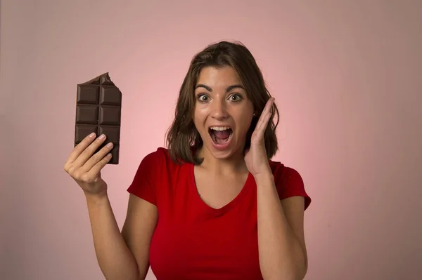Büyük çikolata ba tutan genç güzel mutlu ve heyecanlı kadın — Stok fotoğraf