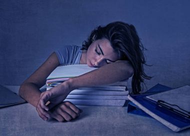 genç çekici ve güzel yorgun öğrenci kız okulda yaslanmış yorgun ve bitkin kazık uyku kitaplar