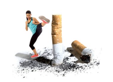 öfkeli latin spor kadında mücadele mücadele tekme sigara izmariti durdurmak ve yasaktır kavramı anti karşı kızgın saldıran