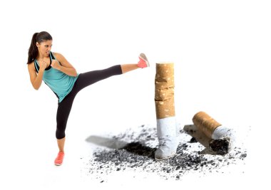 öfkeli latin spor kadında mücadele mücadele tekme sigara izmariti durdurmak ve yasaktır kavramı anti karşı kızgın saldıran