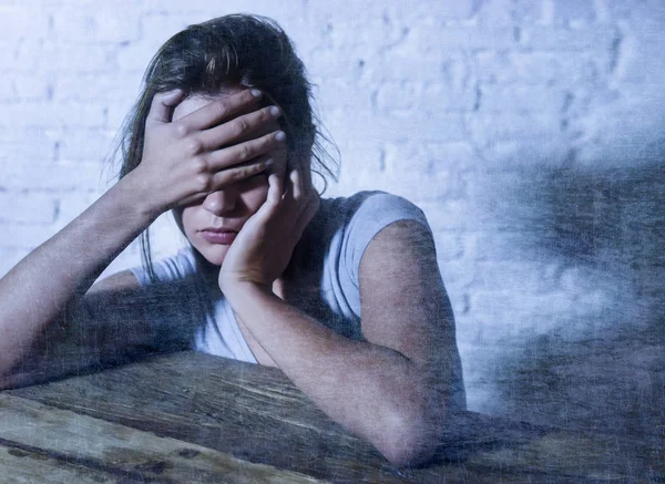 Jonge mooie triest en depressieve vrouw op zoek verspild en gefrustreerd lijden van pijn en depressie — Stockfoto