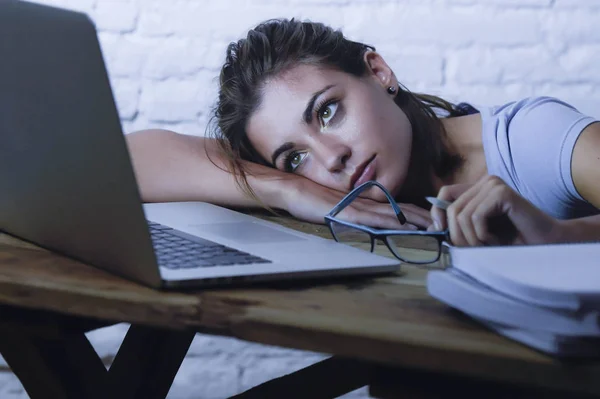 Joven estudiante chica estudiando cansado en casa ordenador portátil prepar —  Fotos de Stock