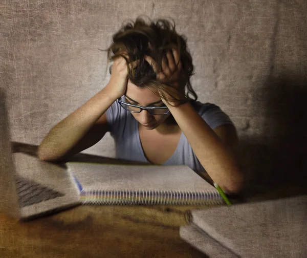 Молодая студентка учится поздно ночью устал на домашнем ноутбуке компьютер подготовки экзамен исчерпан — стоковое фото