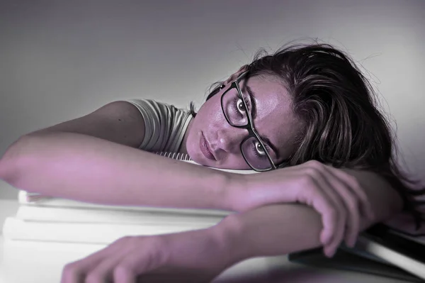 Jovem atraente e bela menina estudante cansado inclinando-se na pilha de livros escolares cansado e exausto estudar — Fotografia de Stock