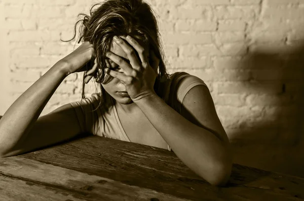 Jonge mooie triest en depressieve vrouw op zoek verspild en gefrustreerd lijden van pijn en depressie — Stockfoto