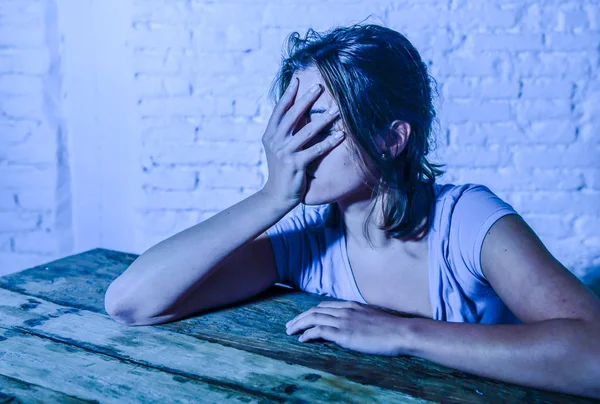 Giovane bella donna triste e depressa guardando sprecato e frustrato sofferenza dolore e depressione — Foto Stock