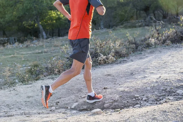 Yırtık atletik ve kaslı bacakları downhil çalışan adamla spor — Stok fotoğraf