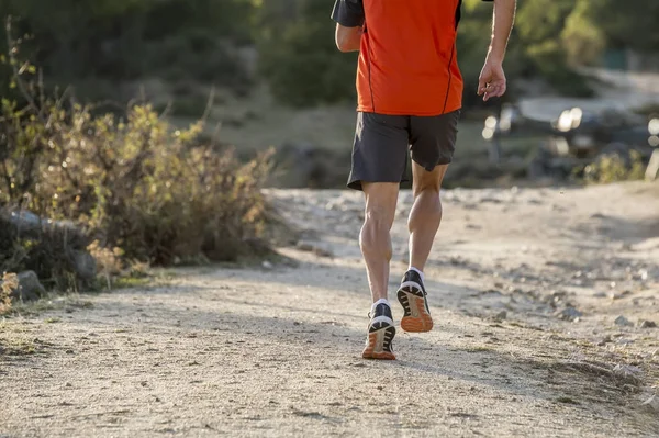 Sport férfi bemásolt sportos és izmos lábak fut felfelé — Stock Fotó