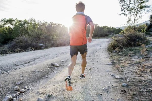 上り坂を実行するリッピングの運動と筋肉の脚を持つスポーツ男 — ストック写真