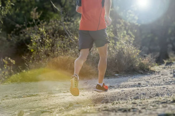 Sportler mit gerissenen athletischen und muskulösen Beinen läuft bergauf — Stockfoto