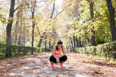 nefes nefese ve yorgun ve bitkin sonbahar park üzerinde egzersiz çalıştırdıktan sonra mola runner spor giyim çekici spor kadın