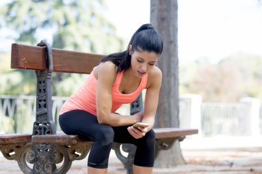 cep telefonu internet app bankta mutlu oturma egzersiz çalıştırdıktan sonra performans izleme bakarak spor kadın uygun 