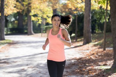 çekici ve mutlu runner kadın çalışan ve açık havada egzersiz Şehir Parkı koşu üzerinde eğitim sonbahar spor giyim