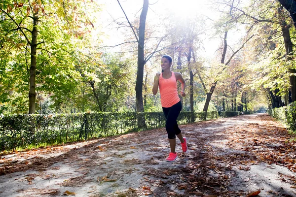 Приваблива і щаслива жінка бігун в осінньому спортивному одязі, що працює — стокове фото