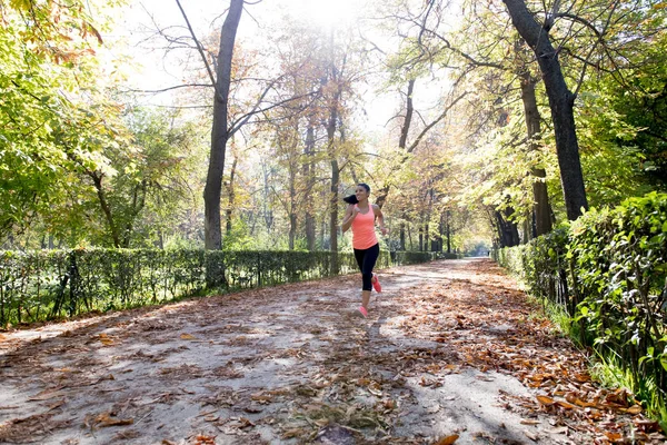 Aantrekkelijk en gelukkig runner vrouw in herfst sportkleding met een — Stockfoto