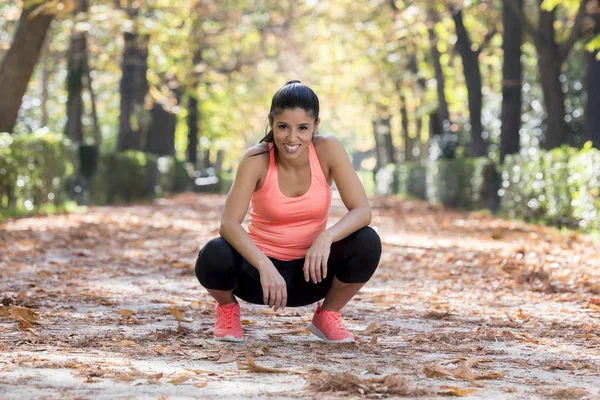 Atraktif wanita olahragawan dalam pakaian olahraga berlari istirahat lelah tersenyum gembira dan ceria setelah latihan — Stok Foto