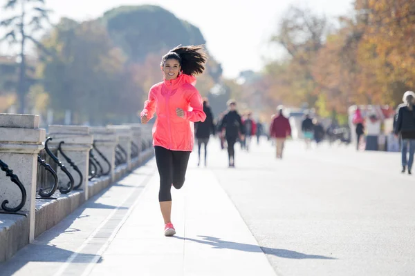 Mujer corredor feliz en otoño o invierno ropa deportiva corriendo y tr — Foto de Stock