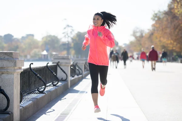 Mujer corredor feliz en otoño o invierno ropa deportiva corriendo y tr — Foto de Stock