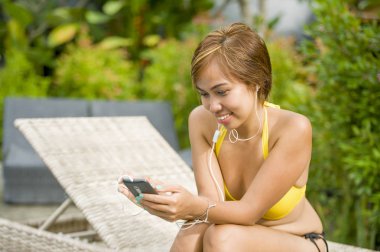 sosyal medya stajyer kullanan genç çekici ve mutlu Asyalı kadın