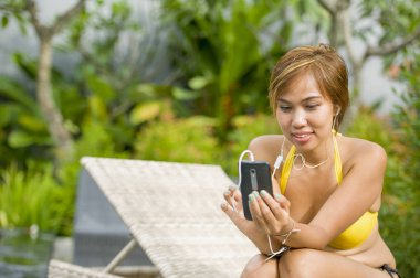 sosyal medya stajyer kullanan genç çekici ve mutlu Asyalı kadın