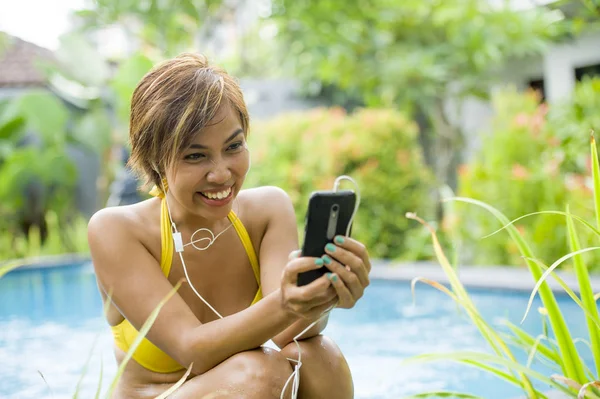 Joven atractiva y feliz mujer asiática usando social media intern — Foto de Stock