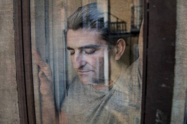 üzgün ve depresyonda 40s portresi yakın w ile görünen adam