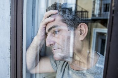 üzgün ve depresyonda 40s portresi yakın w ile görünen adam