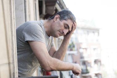 üzgün ve depresyonda 40'lı adam açık havada ile evde balco arıyor
