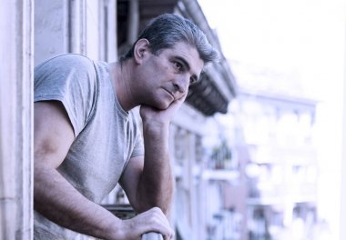 üzgün ve depresyonda 40'lı adam açık havada ile evde balco arıyor
