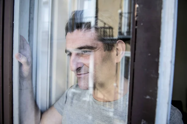 Zbliżenie portret smutny i przygnębiony 40s człowiek patrząc przez w — Zdjęcie stockowe