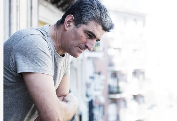 Triste e depresso 40s uomo guardando attraverso all'aperto a casa balco — Foto Stock