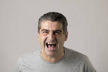 itici 40'lı veya 50'li beyaz çığlık ve gri izole çılgınca bağırarak hasta ve kızgın mutlu yüz ifadesinde komik adam