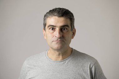 itici 40'lı veya 50'li beyaz gri arka plan üzerinde izole hasta ve deli garip yüz ifadesinde komik adam 