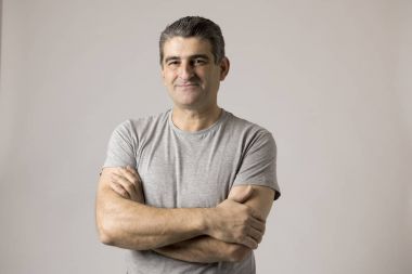 Beyaz adam 40-50 yaşında mutlu gülümseyen güzel ve olumlu yüz ifade izole gri arka plan üzerinde gösterilen