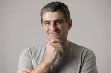 Beyaz adam 40-50 yaşında mutlu gülümseyen güzel ve olumlu yüz ifade izole gri arka plan üzerinde gösterilen