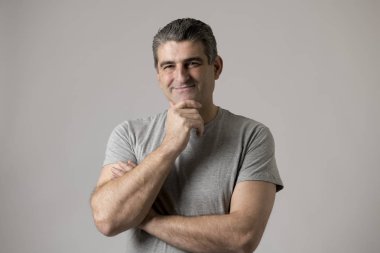 Beyaz adam 40-50 yaşında mutlu gülümseyen güzel ve olumlu yüz ifade izole gri arka plan üzerinde gösterilen