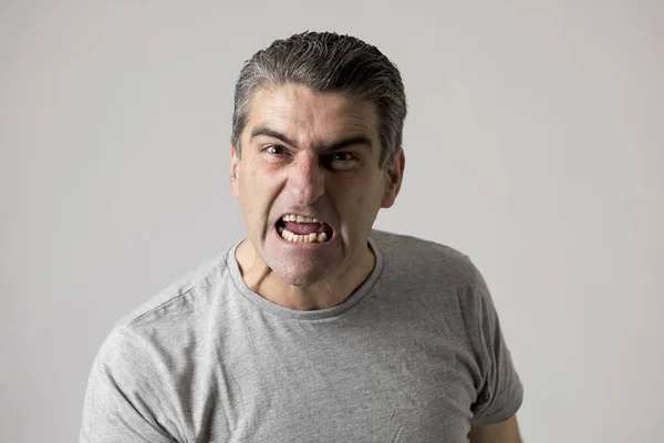 Porträtt av 40s till 50s vit arg och upprörd kille och galna rasande och aggressiva ansikte uttryck tjat och klagar — Stockfoto