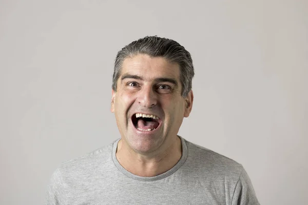 Oattraktiva 40s eller 50s vit rolig man i sjuka och galna glada ansikte uttryck skrek och ropade crazy isolerad på grå — Stockfoto