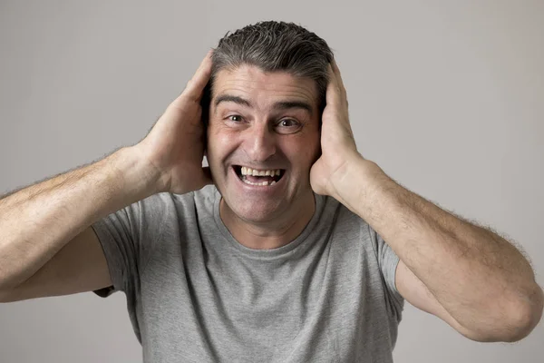 Homem branco 40 a 50 anos sorrindo feliz mostrando expressão facial agradável e positiva isolado no fundo cinza — Fotografia de Stock