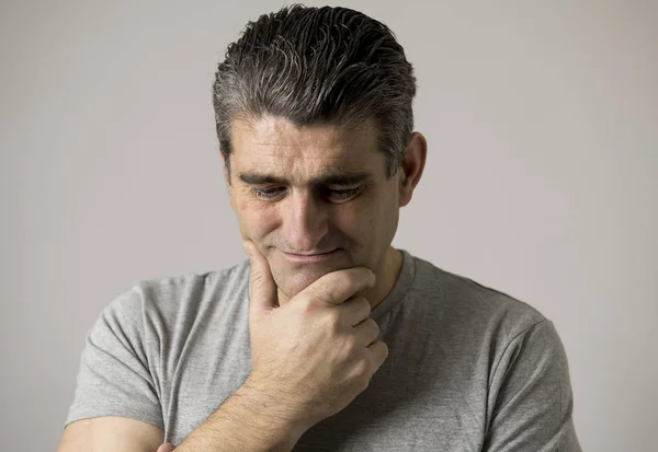 Retrato de 40 a 50 hombre triste y preocupado que parece frustrado y desesperado en el estrés y la expresión de la cara pena aislado — Foto de Stock