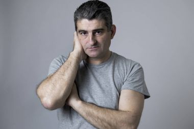 40'lı 50'li üzgün ve endişeli adam sinirli ve izole stres ve üzüntü yüz ifadesinde umutsuz bakan portresi 