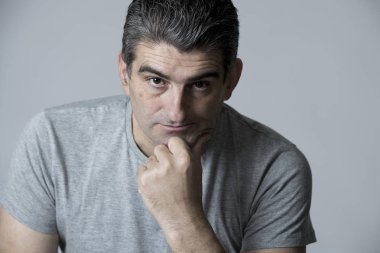 40'lı 50'li üzgün ve endişeli adam sinirli ve endişeli ve dalgın yüz ifadesinde gri izole düşünceli bakan