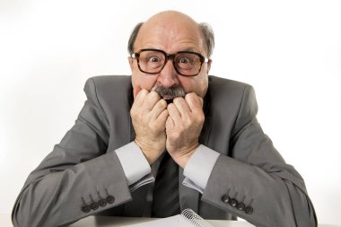 60'ların kel kıdemli ofis patron adam öfkeli ve sinirli el upse