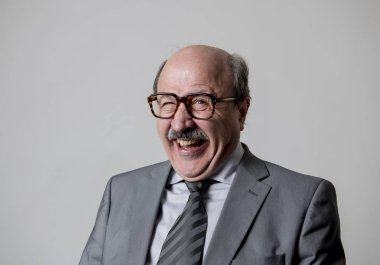 60'ların portresi kel kıdemli mutlu iş adam el komik ve komik mutlu görünüyordu kahkaha ve eğlence yüz ifadesi 